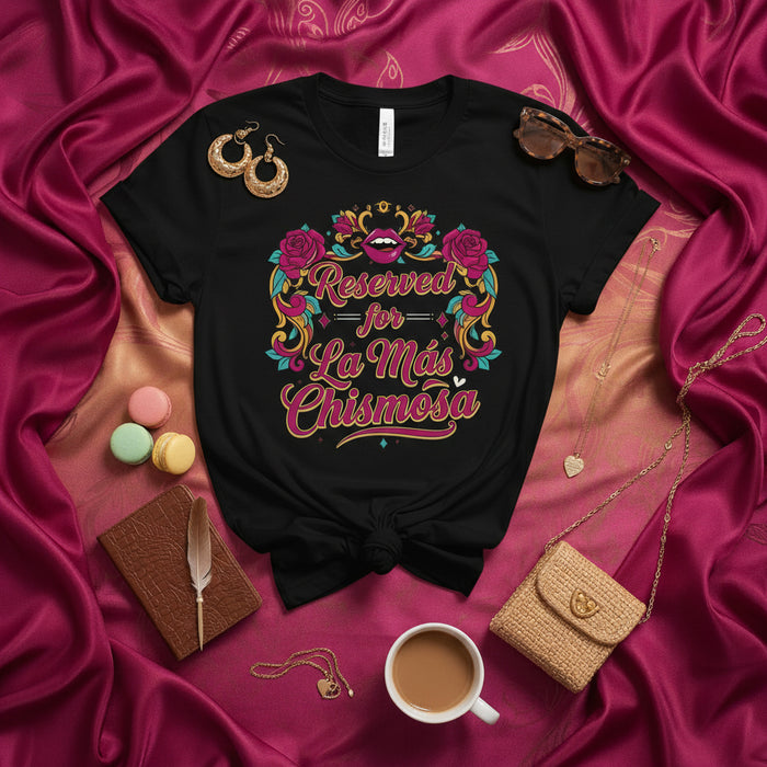 Camiseta Reservada para La Más Chismosa, Playera con Dicho Gracioso en Español, Regalo para Reina Latina del Chisme, Camisa Unisex con Gráfico Floral y Corona para Mujer y Hombre