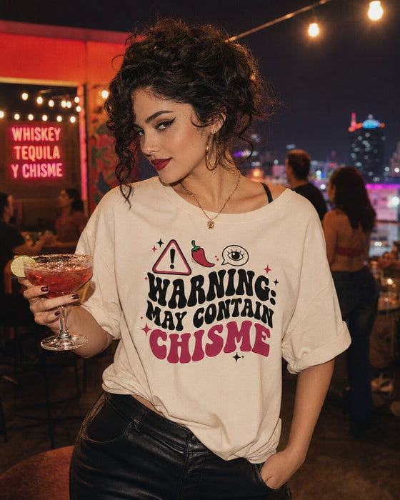 AVERTISSEMENT : Peut contenir du CHISME T-Shirt, T-shirt Latina drôle, Tee avec mot espagnol, T-shirt fantaisie potins, Top avec argot mexicain, Cadeau pour Comadre, Vêtement unisexe culture hispanique