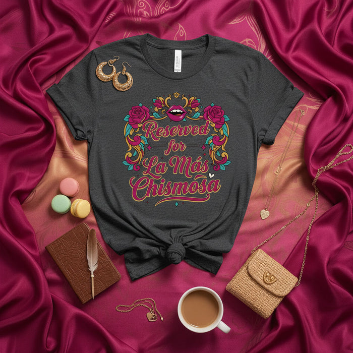 Camiseta Reservada para La Más Chismosa, Playera con Dicho Gracioso en Español, Regalo para Reina Latina del Chisme, Camisa Unisex con Gráfico Floral y Corona para Mujer y Hombre