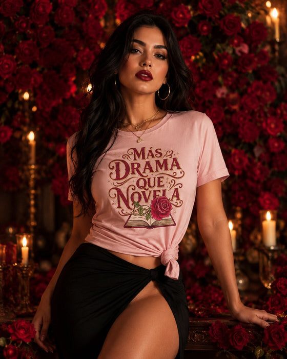 T-shirt Más Drama Que Novela | Tee-shirt avec Citation Espagnole Drôle | Cadeau pour Amoureux des Livres | Graphisme Fleur Rose | Chemise Rose Douce Unisexe pour Femmes et Hommes
