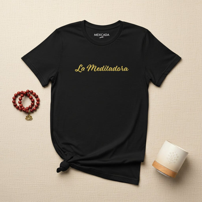 La T-Shirt della Meditazione | Il Meditante, Pace Interiore, Consapevolezza, Equilibrio Spirituale, Energia Calma | L5