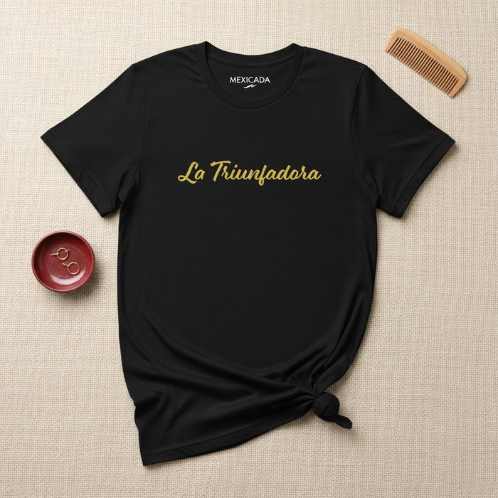 La Triunfadora Maglietta Uomo e Donna | La Trionfante, Vittoria, Forza, Potenza, Campione | L5