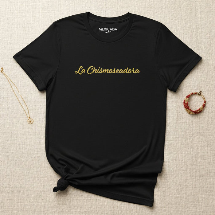 La maglietta da uomo e donna La Chismoseadora | Regina del gossip, umorismo audace, atteggiamento latino, chiacchiere piccanti | L5
