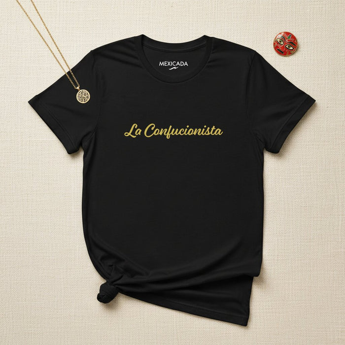 La T-Shirt da Uomo e Donna del Confucionista | Il Confusione, Saggezza, Umorismo, Identità, Espressione | L5