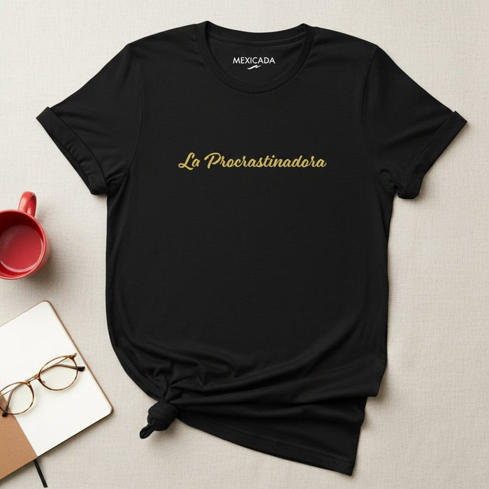 La maglietta da uomo e donna La Procrastinadora | Il Procrastinatore, Umorismo, Riconoscibile, Atmosfera pigra, Frase divertente | L5