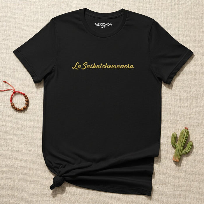 La T-Shirt La Saskatchewanesa per uomo e donna | Orgoglio radici latine, spirito della prateria, identità, resilienza | L5