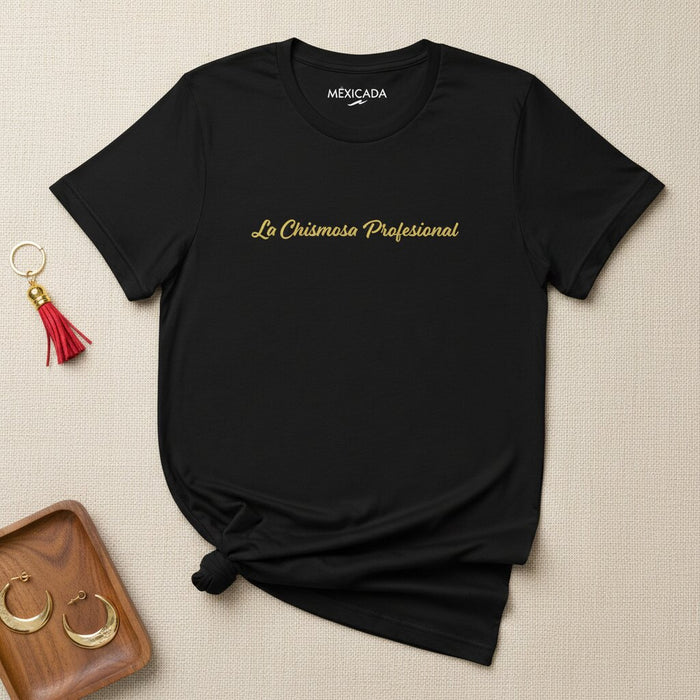 La T-shirt da uomo e donna La Chismosa Profesional | Regina del gossip, audace, sicura di sé, umorismo, vibrazioni latine | L5