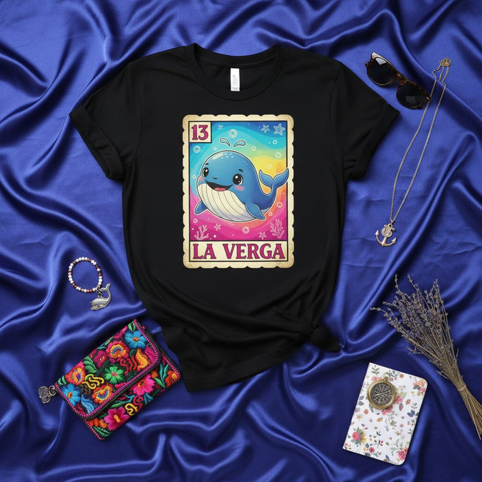 La Maglietta con la Carta della Lotteria LA VERGA, Simpatica Balena Cartoon, Divertente Design del Gioco del Bingo Messicano, T-Shirt Grafica Unisex, Numero 13, Arcobaleno e Stelle