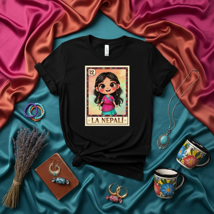 T-shirt LA NEPALÍ stile biglietto della lotteria, illustrazione di ragazza nepalese carina, moda tradizionale per festival, maglietta nera unisex, abbigliamento di design culturale unico