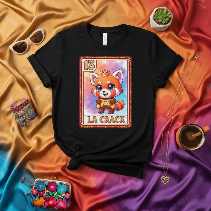La Simpatica Maglietta Nera Unisex LA CRACK con Carta Lotería Panda Rosso 13 e Corona Grafica Animale Divertente Idea Regalo per Gamer Queen