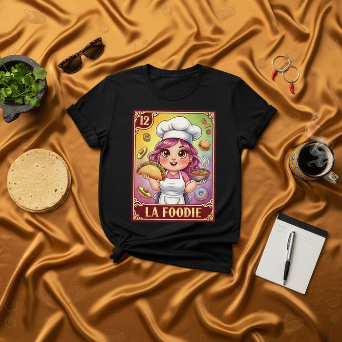 Camiseta Carta de Lotería Mexicana LA FOODIE | Diseño de Chica Chef Linda Amante de la Comida | Ropa Gráfica Unisex para Día de Juego Culinario