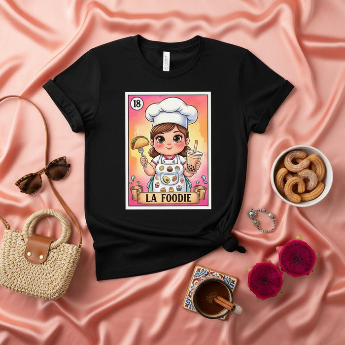 Camiseta Carta Lotería LA FOODIE, Chica Chef Dibujo Animado con Taco y Boba, Camiseta Gráfica Unisex Inspirada en Juego Bingo Mexicano, Regalo para Amantes de la Comida