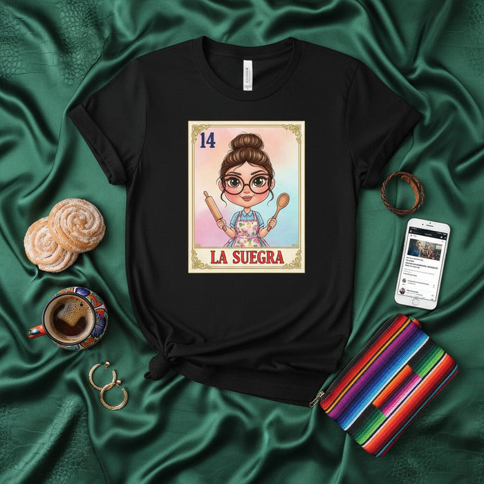 LA SUEGRA Lotería Tarjeta 14 Camiseta Divertida de Suegra Pastelera - Mujer con Rodillo y Cuchara, Inspirada en Lotería Mexicana, Camiseta Unisex, Regalo para Mamá Abuela Tía Esposa