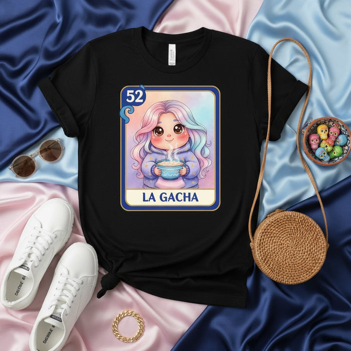 Camiseta LA GACHA Chica Anime Pastel Bonita, Chica de Pelo Pastel Kawaii Bebiendo Chocolate Caliente, Diseño Carta de Lotería Número 52, Camiseta de Merchandising Gacha Unisex