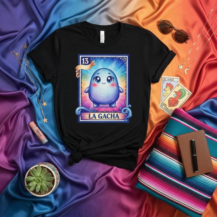 Camiseta Personaje Lindo Kawaii Gacha, Camiseta Gráfica de Juego Unisex, Divertida Carta de La Lotería 13, Estilo de Arte de Bingo Mexicano, Creatura Azul Vibrante, Regalo Único para Jugadores y Coleccionistas