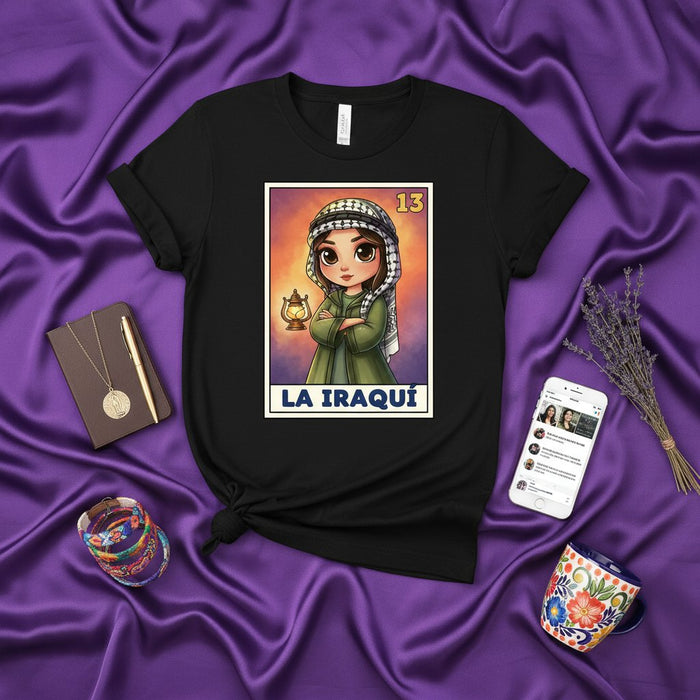 Tarjeta de Lotería LA IRAQUÍ Camiseta de Mujer Árabe, Camiseta de Arte de Chica Iraquí de Oriente Medio, Camiseta Gráfica de Orgullo Cultural, Diseño Tradicional de Pañuelo y Linterna, Inspirada en la Lotería Mexicana Número 13, Ropa Unisex de Regalo