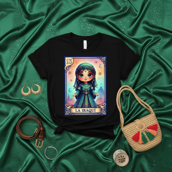 Camiseta Estilo Tarjeta de Lotería LA IRAQUÍ, Gráfico de Dibujos Animados de Mujer Iraquí, Número 13, Diseño Místico de Estrellas y Luna, Regalo de Camisa Unisex Inspirada en Juego de Arte Popular Único