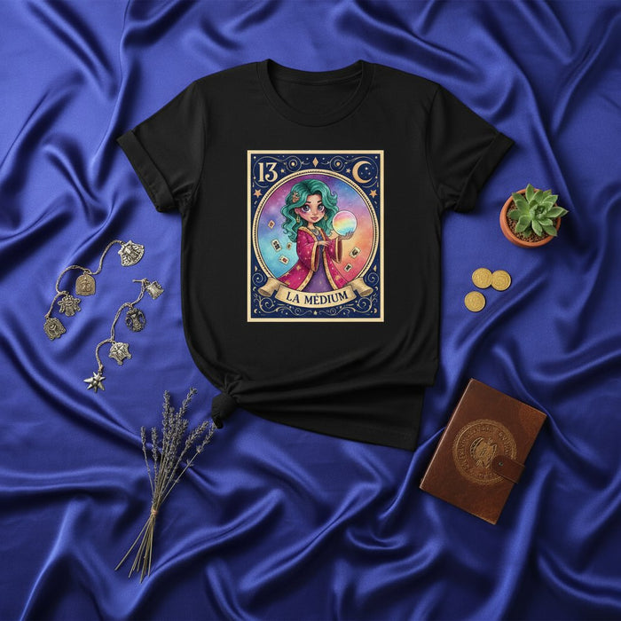 Carta de Lotería LA MEDIUM 13 Camiseta, Diseño de Adivina, Arte Místico de Bola de Cristal y Tarot, Camisa Unisex Estética Celestial y Bruja, Regalo Estilo Boho para Amantes Espirituales