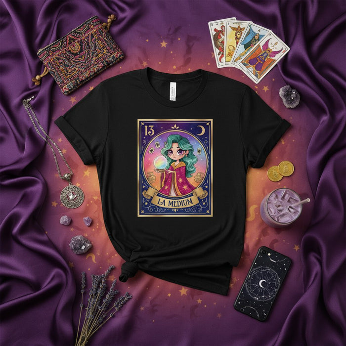 La playera de La Medium, camiseta gráfica de carta de tarot y vidente, diseño místico de zodíaco, camiseta negra unisex, regalo para entusiastas espirituales y fanáticos de la Lotería Mexicana