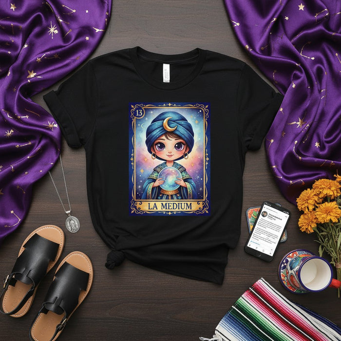 La Camiseta de Carta de La Loteria LA MEDIUM Diseño Lindo de Adivina | Camiseta Estilo Carta de Tarot Místico Unisex | Top Gráfico Espiritual Inspirado en Bingo Mexicano