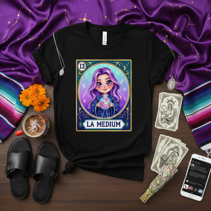 LA MEDIUM Mística Psíquica Adivina Carta del Tarot Camiseta Unisex, Estilo Lotería Gótico Oculto Gráfico, Diseño Pelo Morado Ojos Grandes