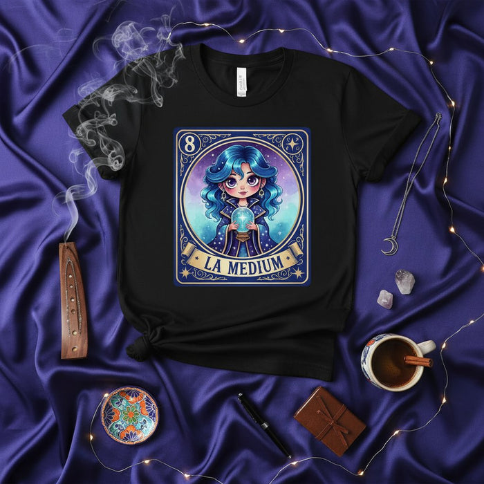 LA MEDIUM Adivina Camiseta de Carta de Lotería | Mystical Goth Grunge Bruja Tarot Bola de Cristal Celestial Gráfico Camiseta para Mujer | Idea de Regalo de Disfraz de Halloween Espeluznante Unisex Adulto