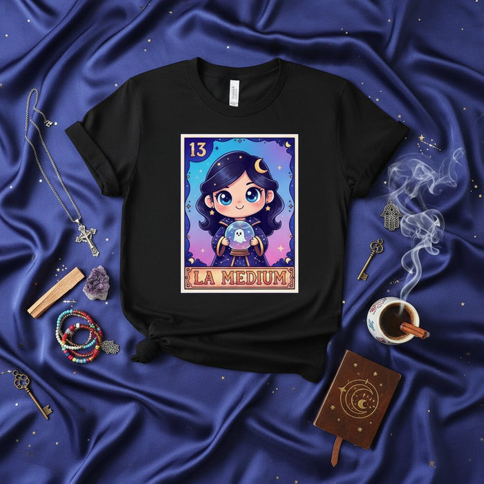 Carta de Lotería Kawaii Linda LA MEDIUM Camiseta 13, Diseño Místico de Psíquica Adivina Bola de Cristal, Camiseta Gráfica Unisex, Regalo Estético Gótico Espiritual de Bruja