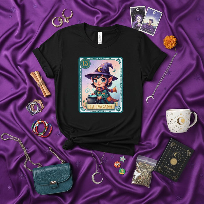 La Pagana Camiseta de Bruja de la Lotería, Linda Camiseta Gráfica de Chica Elfa Pagana Fantasía, Camisa Unisex Inspirada en el Juego de Bingo Mexicano Número 13, Top de Disfraz de Bruja Elfa Oculta Mágica