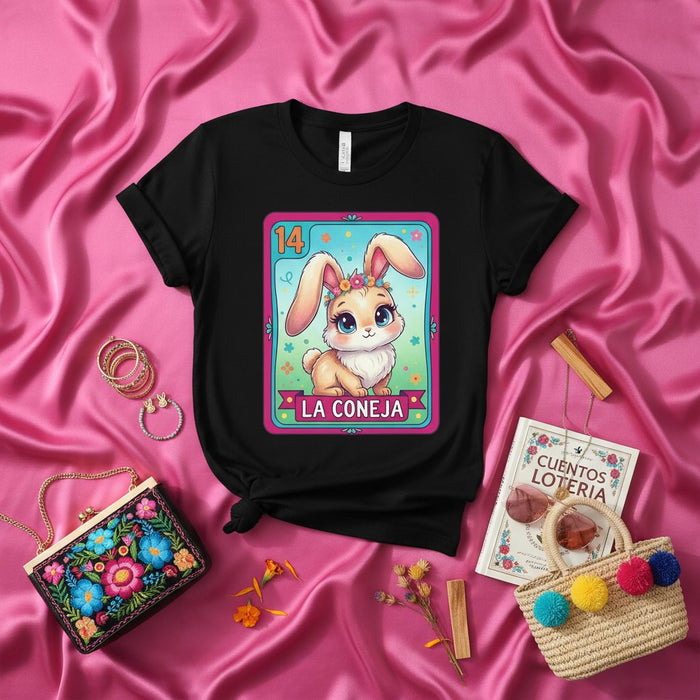 El Título: Playera de Carta de Lotería LA CONEJA, Diseño Gráfico Unisex de Conejo Kawaii y Marco Floral