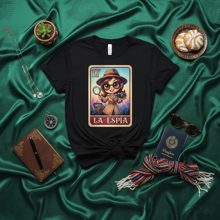 Camiseta Carta Lotería LA ESPÍA, Lindo Diseño Detective Chica Espía Caricatura, Playera Gráfica Unisex, Merch Juego Inspirado en Bingo Mexicano, Número 17 La Espía