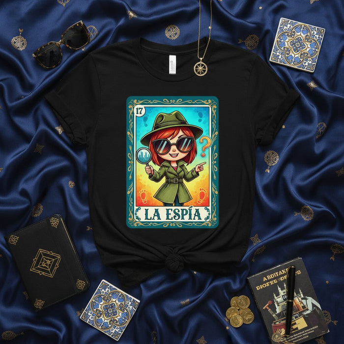 La Espía Tarjeta de Lotería Camiseta Espía Femenina Diseño Detective Mujer Pelirroja Lupa Gafas de Sol Abrigo Estilo Bingo Mexicano Número 17