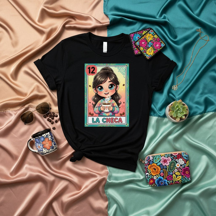 Camiseta Carta Lotería LA CHECA, Chica Dibujos Animados Linda con Taza de Café, Estampado Estilo Bingo Mexicano, Regalo Ropa Cultura Hispana Unisex