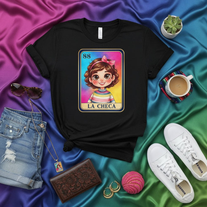 Camiseta Tarjeta de Lotería LA CHECA, Polera Gráfica Chica Linda con Lazo Rosa, Camisa Negra Unisex Inspirada en Cultura Hispana, Ropa Diseño Único Juego Bingo Mexicano