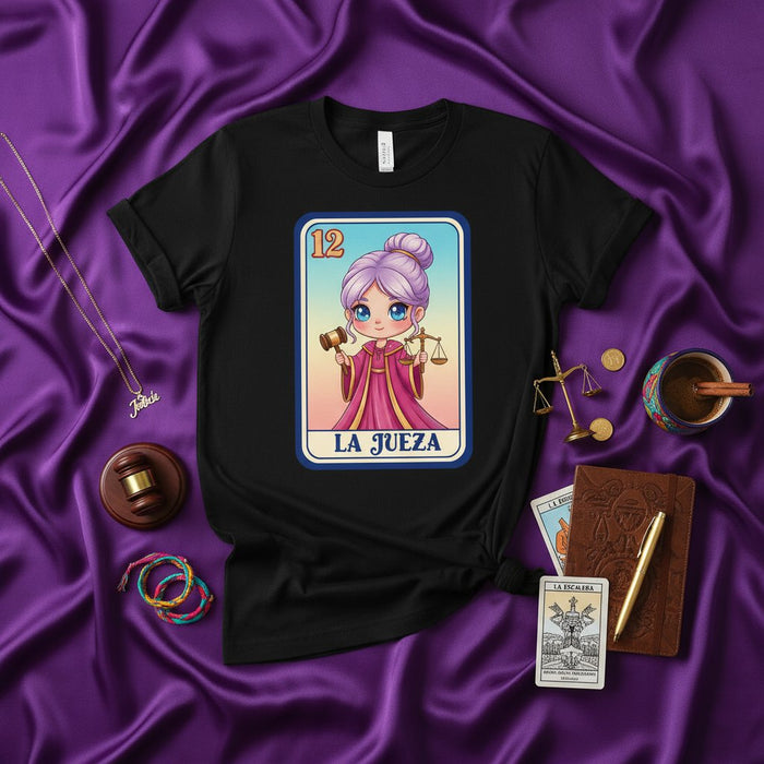 LA JUEZA Camiseta de Jueza Anime Bonita con Diseño de Loteria Justicia Legal Balanza Mazo Gráfico Regalo Divertido para Abogado Estudiante de Derecho