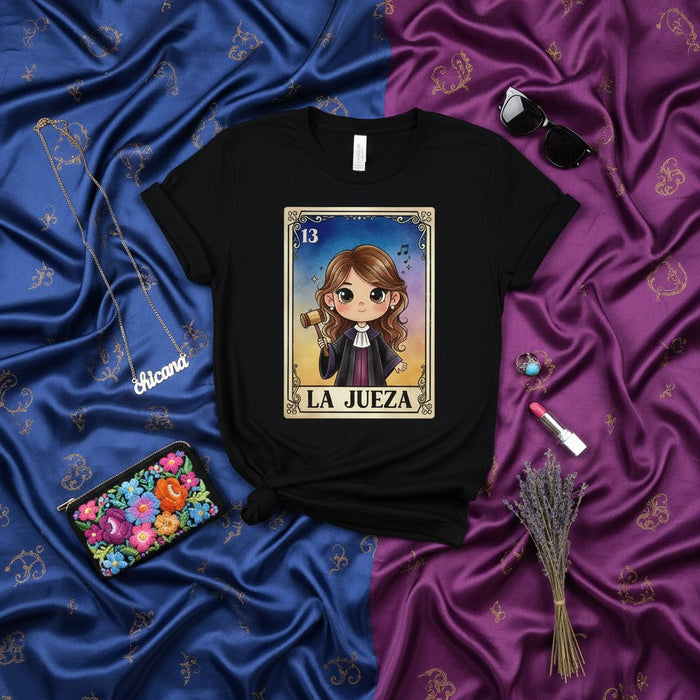 La JUEZA Camiseta de Lotería, Jueza Chicana, Regalo de Graduación de Derecho Kawaii, Top para Abogada Latina, Empoderamiento Femenino, Camisa Unisex Inspirada en la Carta 13 El Juez