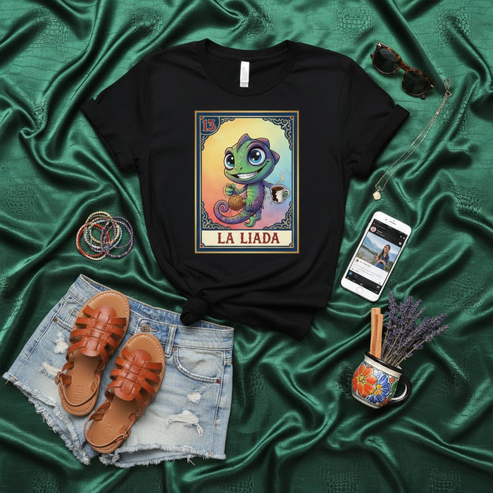 Taza de Café Camaleón LA LIADA Camiseta de Lotería Bingo Mexicano Unisex con Diseño de Lindo Lagarto