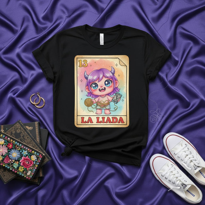 Tarjeta de Lotería LA LIADA Camiseta Linda Chibi Chica Diablo Pelo Morado con Hilo y Gato Número 13 Bingo Mexicano Estilo Arte Popular Camiseta Gráfica Unisex