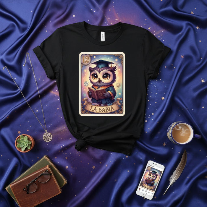 Camiseta Carta Lotería La Sabia, Búho Lindo en Birrete Leyendo Libro, Arte Camiseta Lotería Mexicana Mujer Sabia Número 12, Regalo Camisa Unisex Estudiantes y Graduados