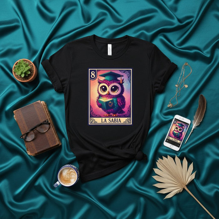 La Sabia Búho Lotería Camiseta, Lindo Búho Sabio Número 8 con Birrete de Graduación Leyendo Libro Gráfico, Camisa Unisex Inspirada en Juego de Bingo Mexicano Regalo