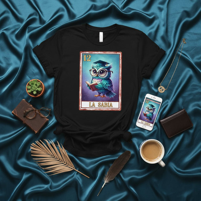 La Sabia Búho Maestra Graduación Lotería Camiseta - Regalo Estudiante Inteligente, Diseño Inspirado en Bingo Mexicano, Camisa Negra Unisex con Búho Nerd, Gafas y Birrete