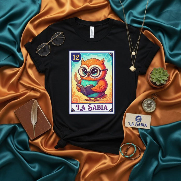 El Título de Producto Traducido:

Camiseta Carta de Lotería Búho LA SABIA, Lindo Búho Sabio con Gafas Leyendo, Gráfico de Juego de Bingo Mexicano Número 12, Camiseta Divertida Unisex Regalo para Profesor Estudiante Lector