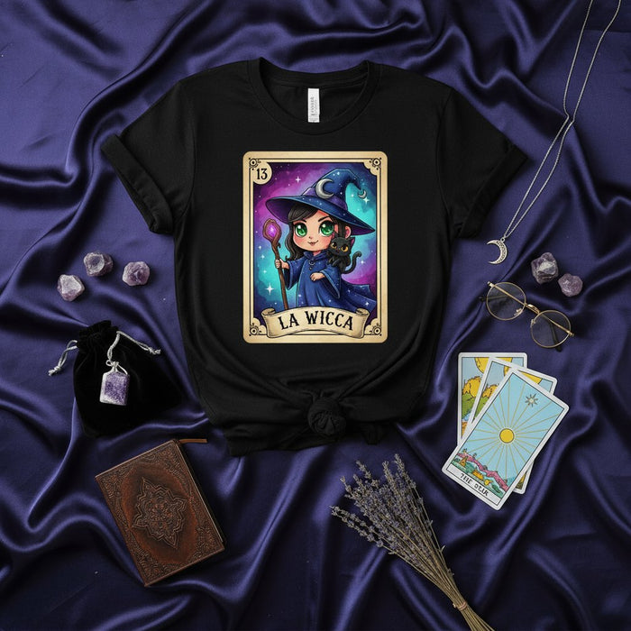 Bruja Chibi Linda con Gato Negro Carta de Lotería Camiseta Gráfica WICCA | Mística Pagana Tarot Celestial Magia Estrella Camiseta Unisex
