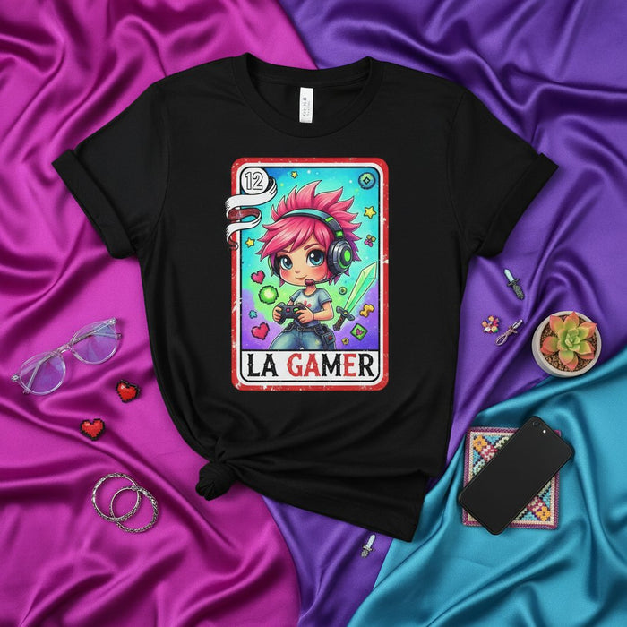 La linda camiseta de tarjeta de Lotería Kawaii GAMER - Chica jugadora con pelo rosa, audífonos, control y espada - Camiseta unisex estilo Bingo mexicano, regalo para amantes de los videojuegos, streamers y fanáticos de los E-Sports