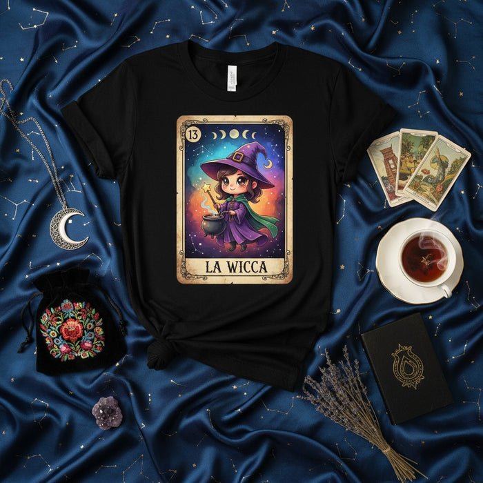 Tarjeta de Lotería de Bruja Chibi de LA WICCA, Camiseta Unisex de Diseño de Carta de Tarot Místico de Fases Lunares Celestiales, Regalo de Temporada Espeluznante para Brujas y Paganos