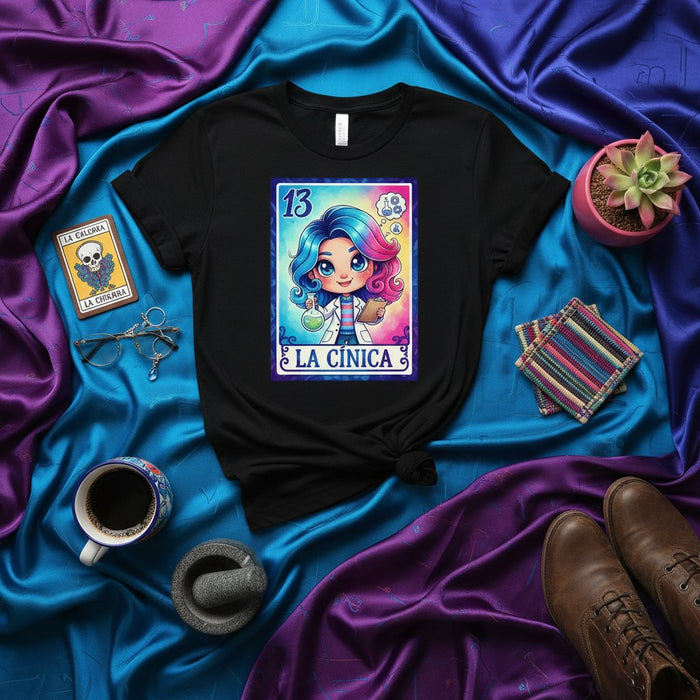 Tarjeta de camiseta de lotería científica LA CÍNICA, linda camiseta de arte de bingo mexicano de científico de dibujos animados, regalo de camisa gráfica unisex de clínico químico número 13