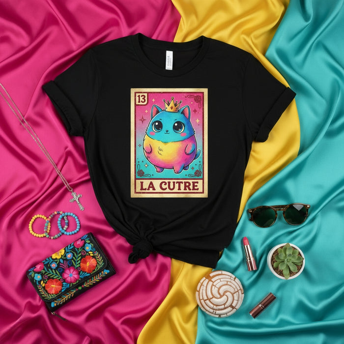 Maglietta gatto Kawaii, design carino carta Lotería, maglietta divertente gioco Mexican Bingo, maglia grafica unisex, gattino paffuto pastello con corona, colori vivaci, idea regalo unica