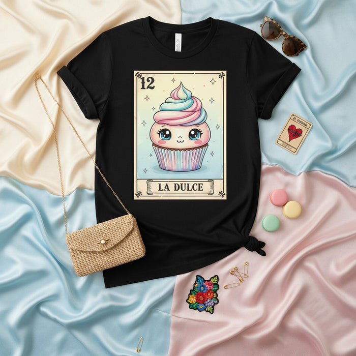 LA DULCE Simpatica Maglietta con Carta Loteria Cupcake, Maglia Grafica Dolce Dessert Kawaii, Glassa Rosa Pastello Blu a Spirale, Stile Tombola Messicana Numero 12