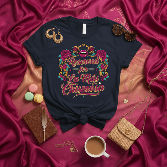 Camiseta Reservada para La Más Chismosa, Playera con Dicho Gracioso en Español, Regalo para Reina Latina del Chisme, Camisa Unisex con Gráfico Floral y Corona para Mujer y Hombre