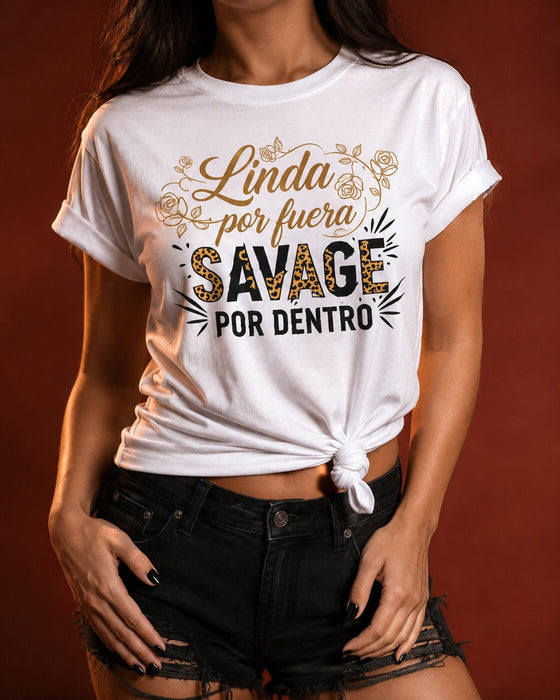Linda por fuera Savage por dentro T-Shirt | T-shirt avec citation drôle en espagnol et anglais | Tee-shirt avec texte imprimé léopard guépard | Cadeau mignon pour elle, femme, Latinas