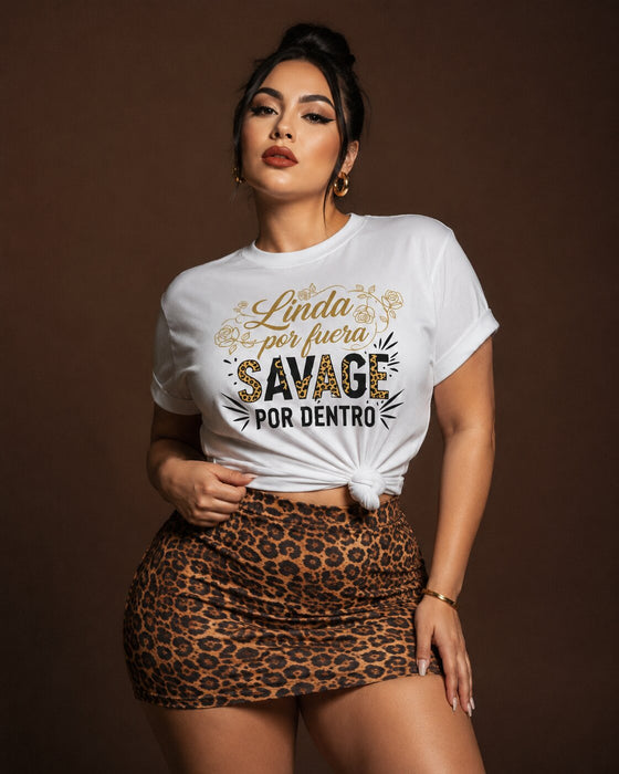 Linda por fuera Savage por dentro T-Shirt | T-shirt avec citation drôle en espagnol et anglais | Tee-shirt avec texte imprimé léopard guépard | Cadeau mignon pour elle, femme, Latinas